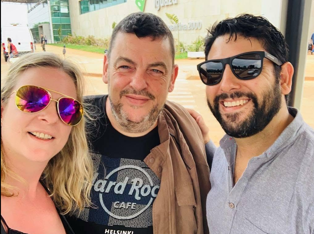 Cristian Araujo con pasajeros